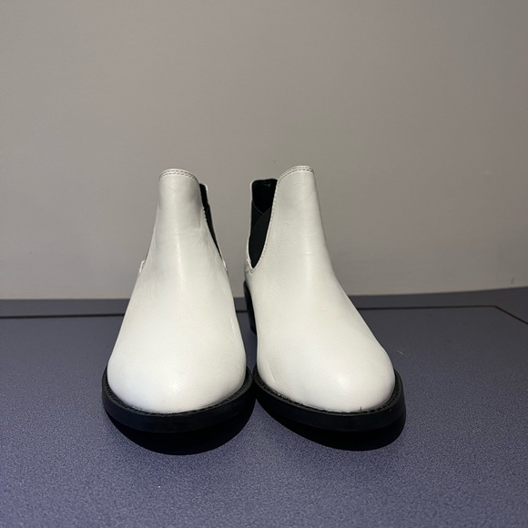 Shelly’s London White Chelsea Boot - Picture 4 of 5